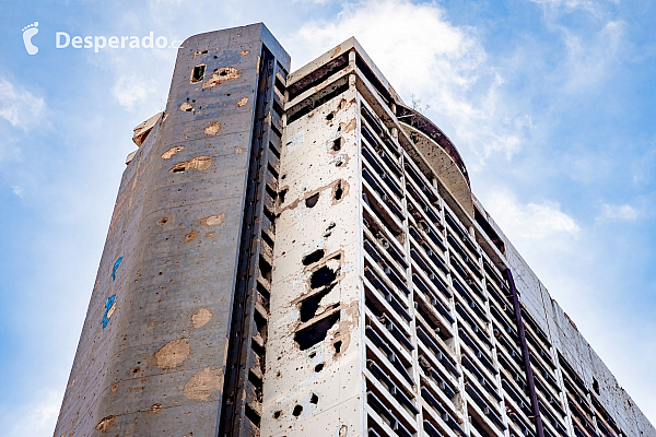 Rozstřílená budova hotelu Holiday Inn v Bejrútu (Libanon)