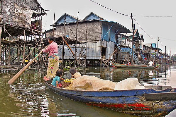 Plovoucí vesnice na jezeře Tonlésap (Kambodža)