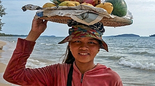 Na pláži v Sihanoukville mladé dívky prodávají ovoce (Kambodža)