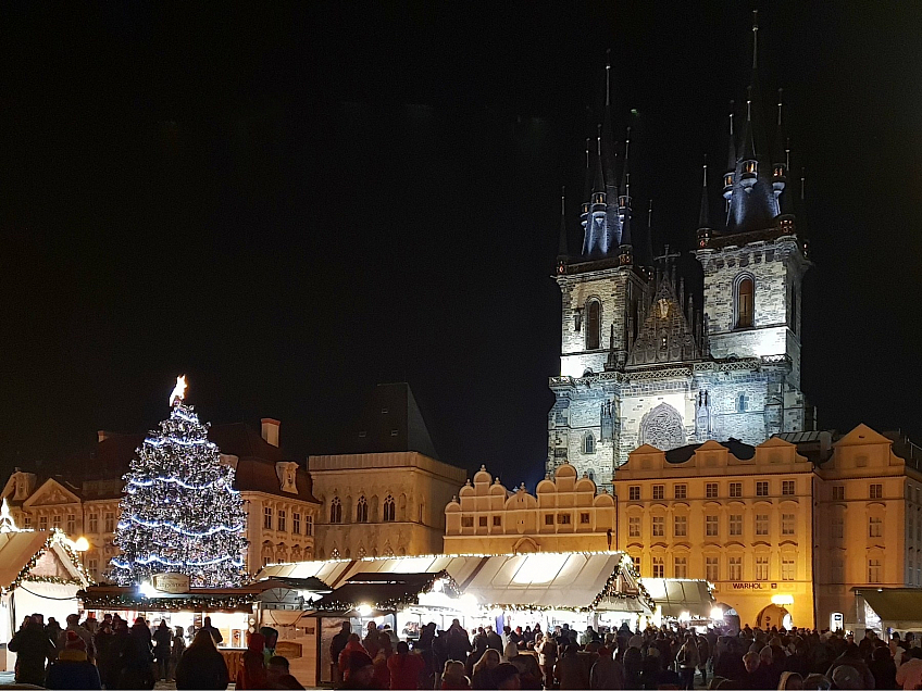 Vánočně vyzdobené Staroměstské náměstí v Praze (Česká republika)