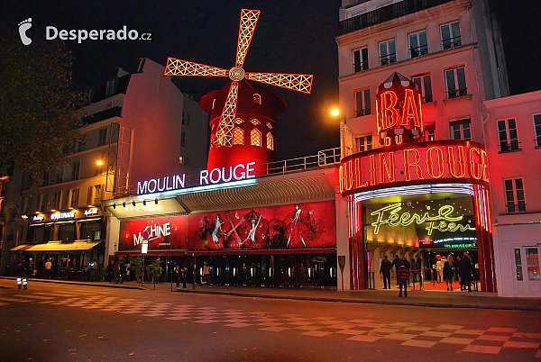 Slavný kabaret Moulin Rouge v Paříži (Francie)