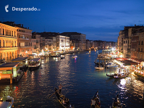 Canal Grande ve večerních Benátkách (Itálie)