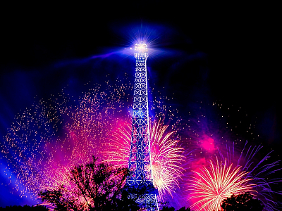 Ohňostroj u Eiffelovi věže v Paříži (Francie)