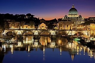 Noční Andělský most v Římě (Itálie)