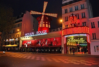 Slavný kabaret Moulin Rouge v Paříži (Francie)