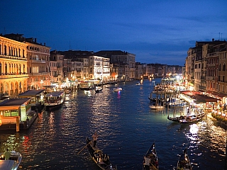 Canal Grande ve večerních Benátkách (Itálie)