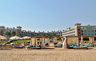 Pláž a letovisko v Hurghadě (Egypt)
