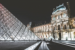 Palác Louvre v Paříži (Francie)