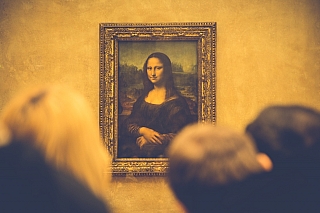 Mona Lisa v paláci Louvre v Paříži (Francie)