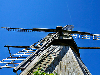 Saaremaa je estonský ostrov plný zeleně