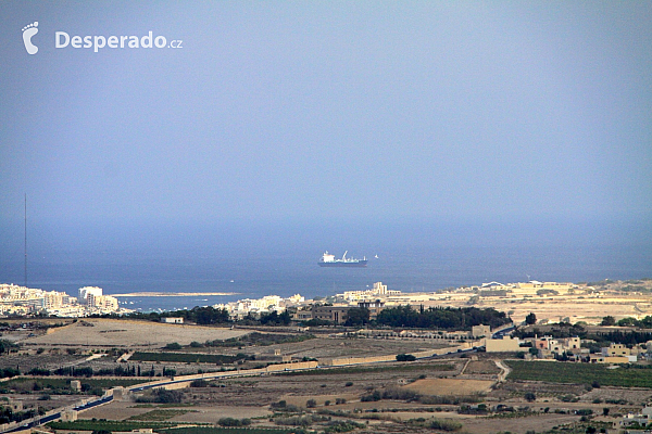 Pohled z hradeb Mdiny na ostrov (Malta)