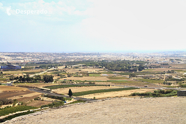 Pohled z hradeb Mdiny na ostrov (Malta)