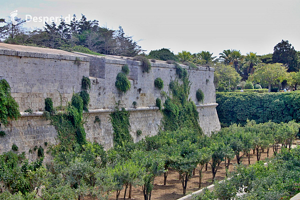 Mohutné hradby města Mdina (Malta)