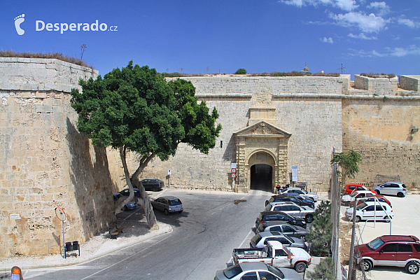 Mohutné hradby města Mdina (Malta)