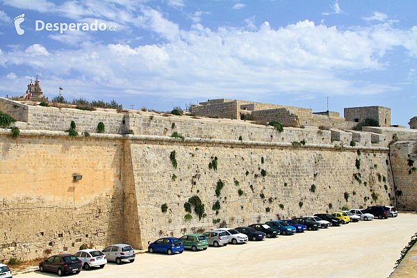 Mohutné hradby města Mdina (Malta)