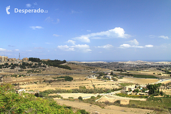 Pohled z hradeb Mdiny na ostrov (Malta)