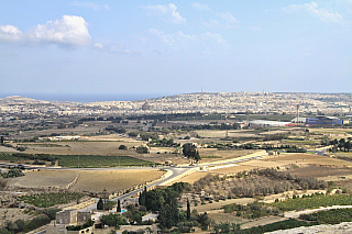 Pohled z hradeb Mdiny na ostrov (Malta)
