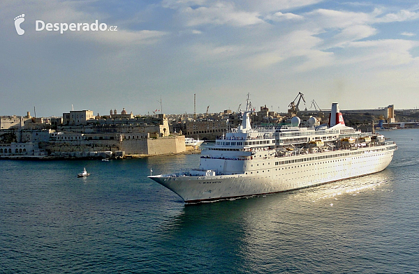 Výletní loď Black Watch vyplouvá z Valletty (Malta)