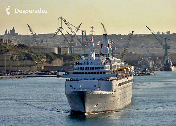 Výletní loď Black Watch vyplouvá z Valletty (Malta)