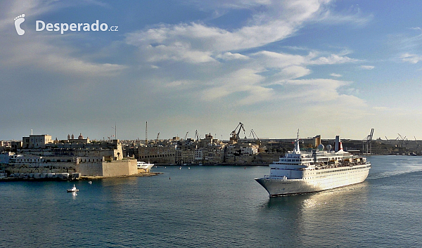 Výletní loď Black Watch vyplouvá z Valletty (Malta)