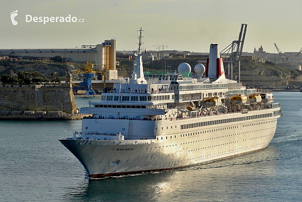 Výletní loď Black Watch vyplouvá z Valletty (Malta)