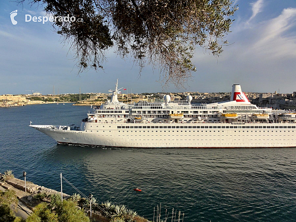 Výletní loď Black Watch vyplouvá z Valletty (Malta)