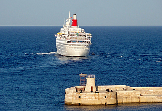 Výletní loď Black Watch vyplouvá z Valletty (Malta)