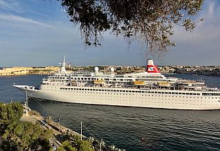 Výletní loď Black Watch vyplouvá z Valletty (Malta)