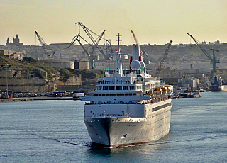 Výletní loď Black Watch vyplouvá z Valletty (Malta)