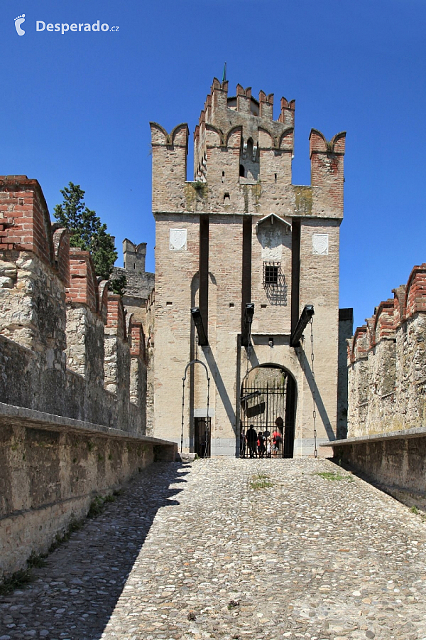 Hrad Rocca Scaligera na Lago di Garda (Itálie)