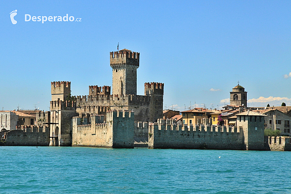 Hrad Rocca Scaligera na Lago di Garda (Itálie)