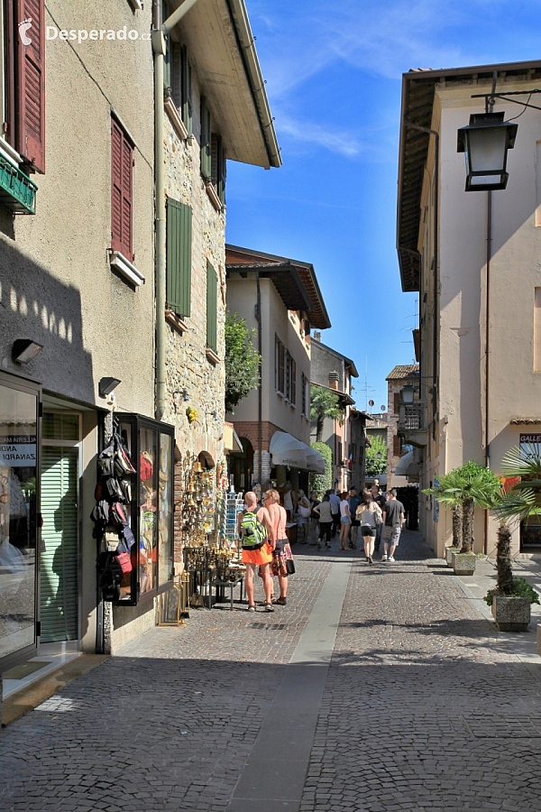 Městečko Sirmione na Lago di Garda (Itálie)