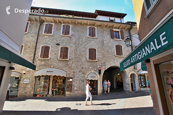 Městečko Sirmione na Lago di Garda (Itálie)