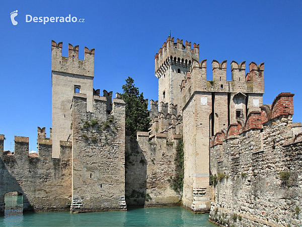 Hrad Rocca Scaligera na Lago di Garda (Itálie)