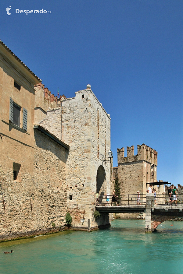 Hrad Rocca Scaligera na Lago di Garda (Itálie)