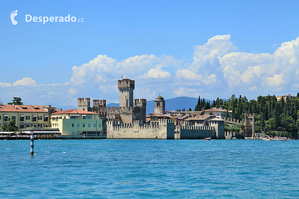 Hrad Rocca Scaligera na Lago di Garda (Itálie)