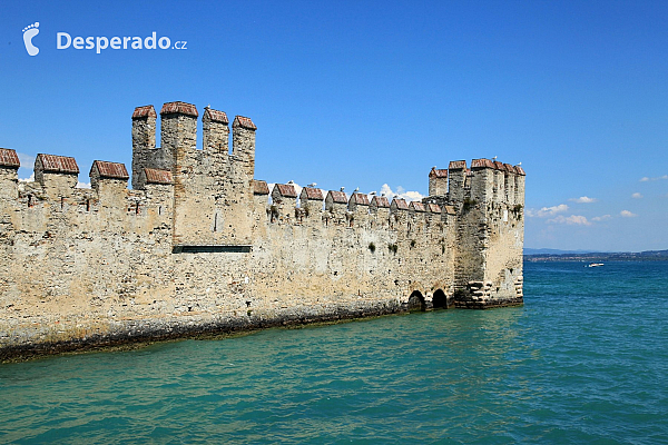 Hrad Rocca Scaligera na Lago di Garda (Itálie)