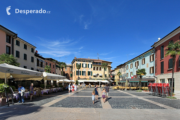 Městečko Sirmione na Lago di Garda (Itálie)