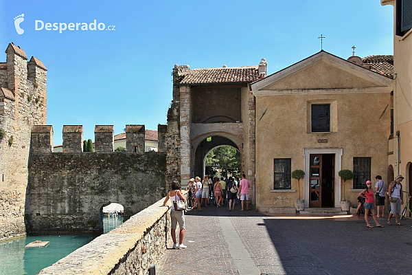 Městečko Sirmione na Lago di Garda (Itálie)