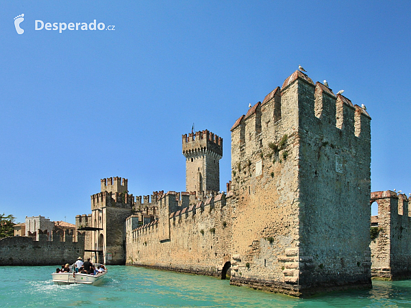 Hrad Rocca Scaligera na Lago di Garda (Itálie)