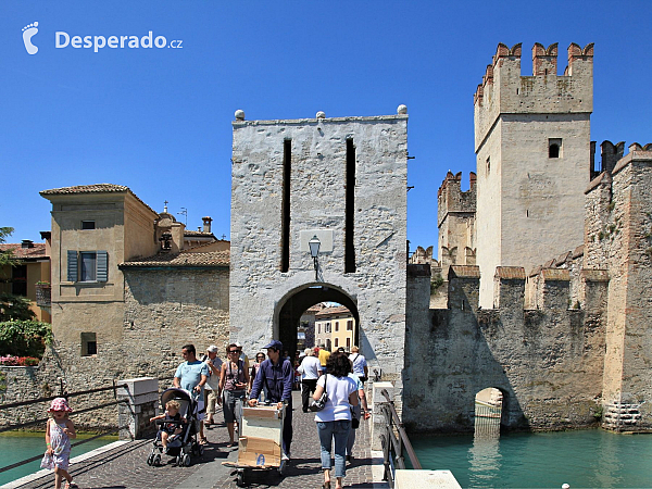 Hrad Rocca Scaligera na Lago di Garda (Itálie)