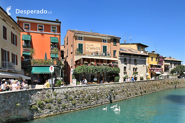 Městečko Sirmione na Lago di Garda (Itálie)