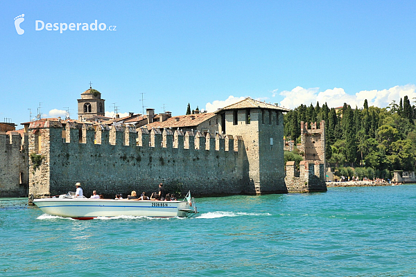 Hrad Rocca Scaligera na Lago di Garda (Itálie)