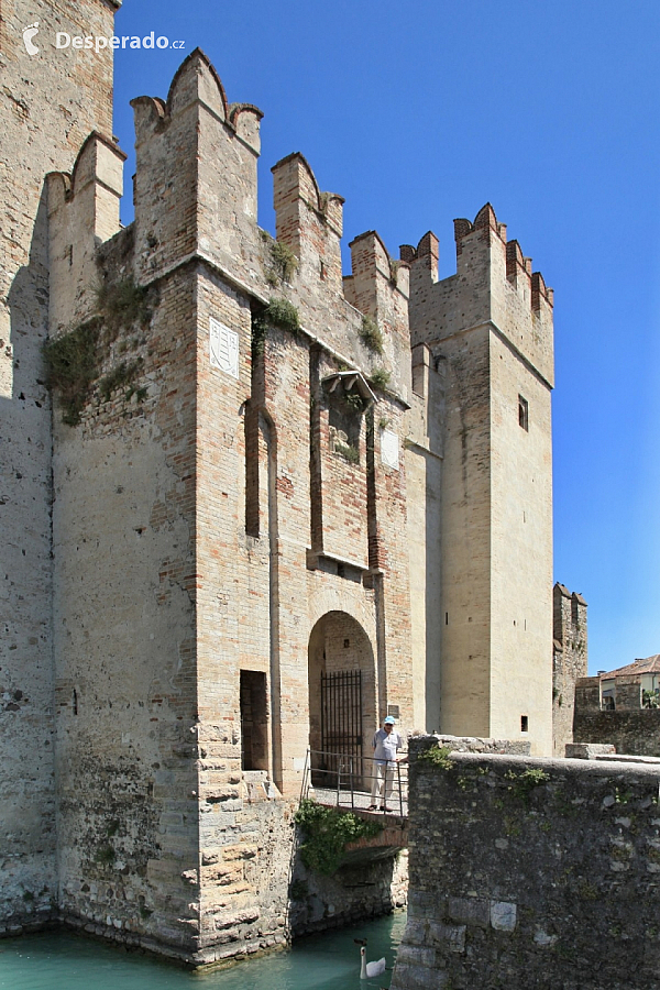 Hrad Rocca Scaligera na Lago di Garda (Itálie)