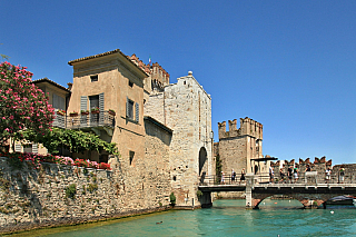 Hrad Rocca Scaligera na Lago di Garda (Itálie)