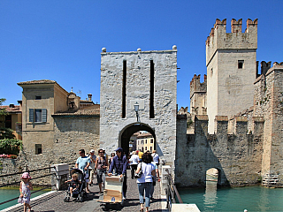Hrad Rocca Scaligera na Lago di Garda (Itálie)