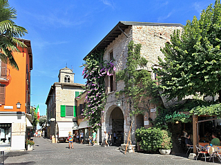Městečko Sirmione na Lago di Garda (Itálie)
