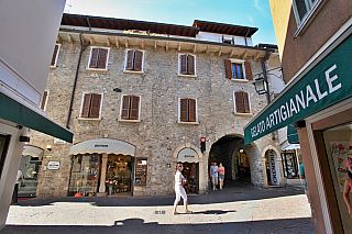 Městečko Sirmione na Lago di Garda (Itálie)