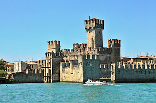 Hrad Rocca Scaligera na Lago di Garda (Itálie)