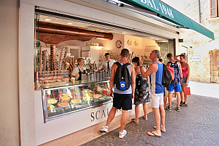 Městečko Sirmione na Lago di Garda (Itálie)